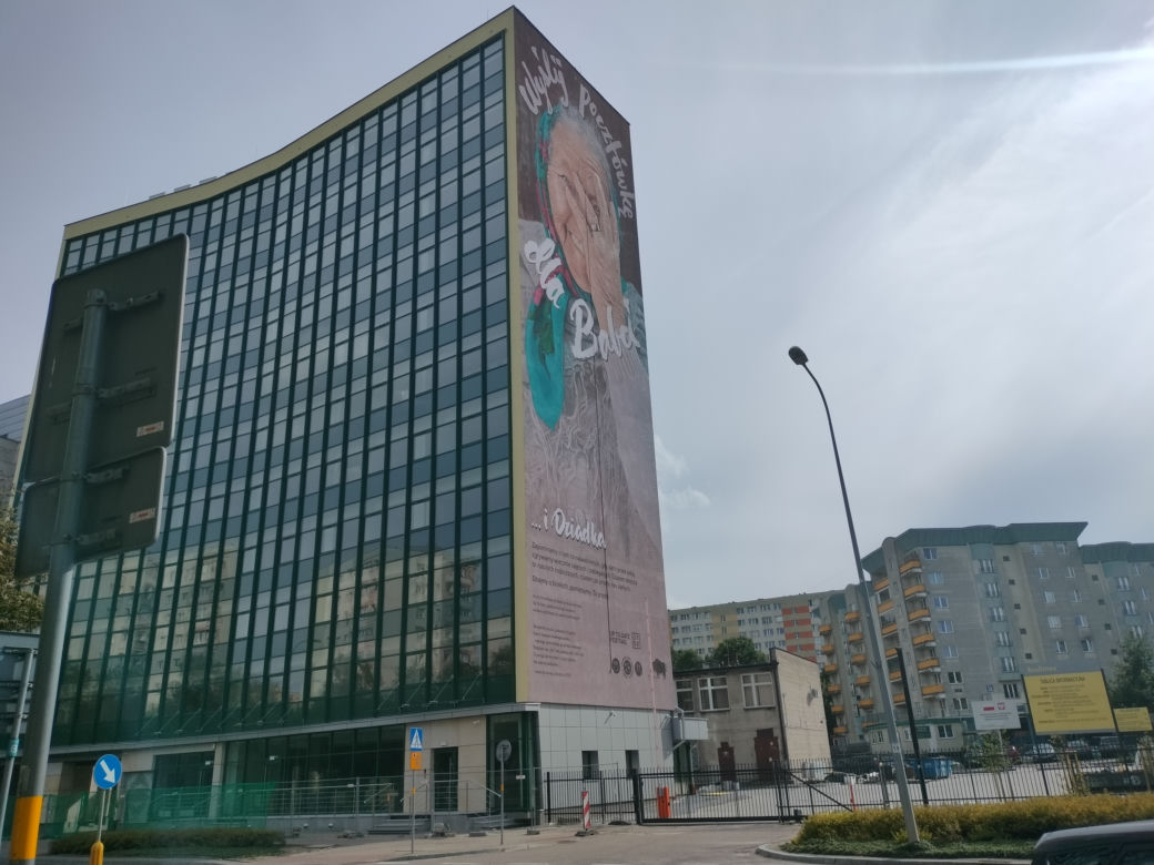 Legenda powróciła do Białegostoku. Słynny mural "Wyślij pocztówkę dla babci" oficjalnie odsłonięty