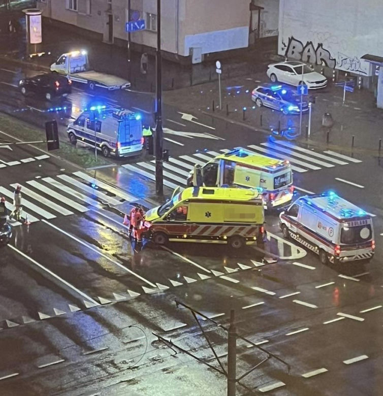 Warszawa. Prywatna karetka na sygnale huknęła w osobówkę. Jedna osoba trafiła do szpitala