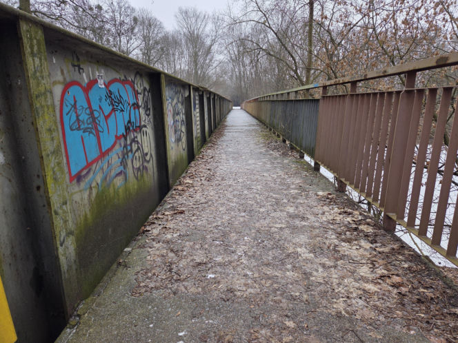 Tak teraz wygląda dawny most kolejowy na Czyżkówku. Kiedyś jeździły tędy pociągi