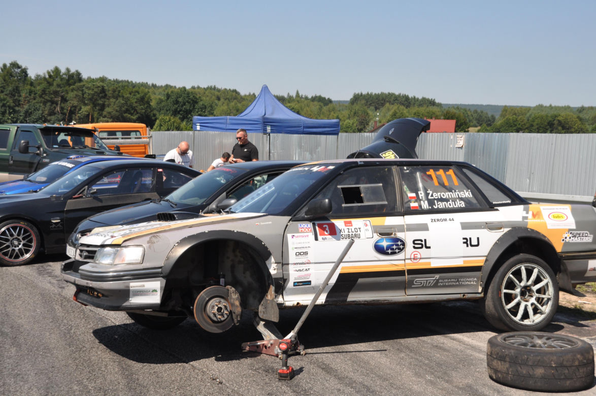 Auto Moto Fiesta 2023 na Torze Kielce. Dużo pięknych samochodów i pokazy driftu