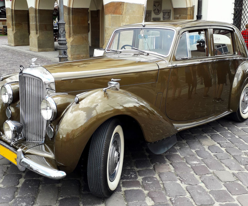 Zabytkowy Bentley na Rynku w Rzeszowie