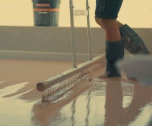 Samopoziomujące podkłady podłogowe – grubość, rodzaje i zasady wykonania