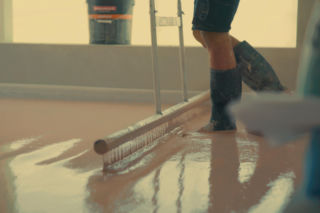 Samopoziomujące podkłady podłogowe – grubość, rodzaje i zasady wykonania