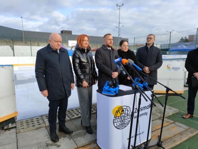 Umowa podpisana. Za 18 miesięcy w Łomży powstanie zadaszone lodowisko rolkowisko