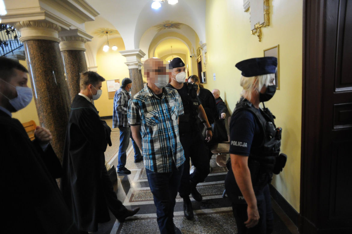 Próbował zabić ojca dla pieniędzy. Inną zbrodnię opisał w książce. Bartłomiej S. stanął przed sądem