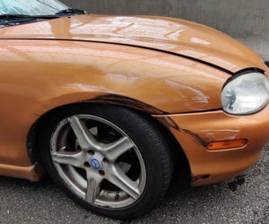 Rozbita Mazda MX-5 - wypadek na trasie S8 w Warszawie