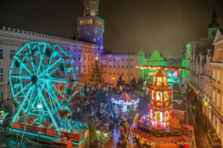 Karuzele świąteczne, kilkunastometrowa choinka i moc atrakcji. Jarmark Bożonarodzeniowy w Opolu 2025. Program wydarzeń