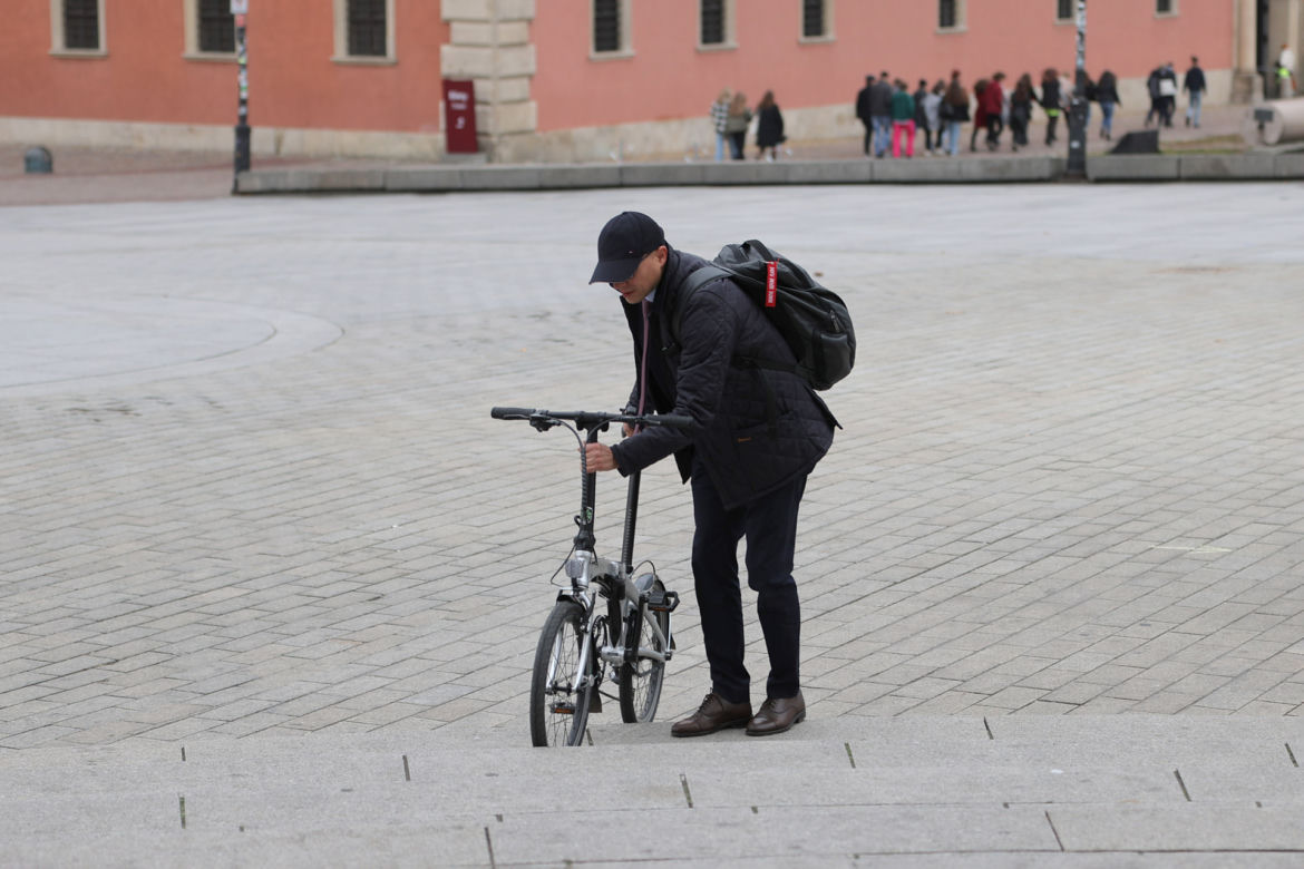 Minister Artur Soboń pędzi na składaku 