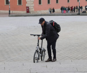 Minister pędzi na składaku 