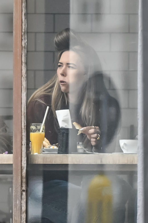 Sandra Kubicka w wałku na głowie