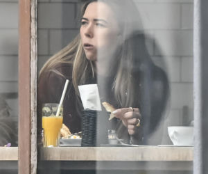 Sandra Kubicka w wałku na głowie