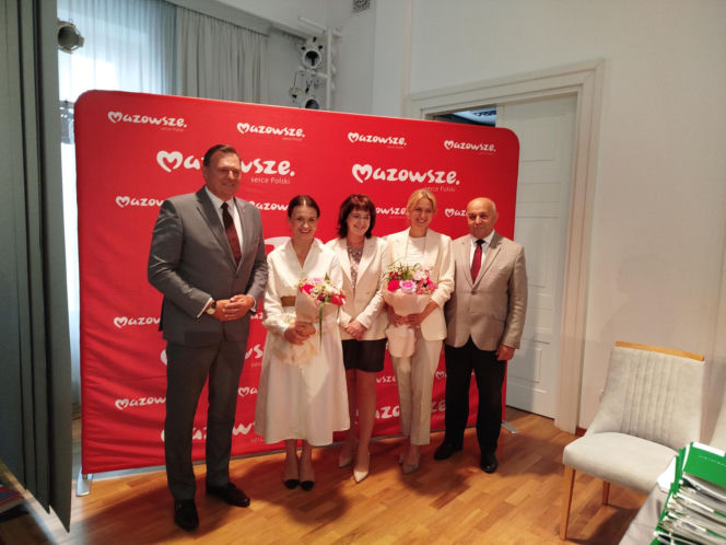 Dwie lokalne inwestycje z wysokim wsparciem unijnym. Umowy na budowę wiaduktu warszawskiego w Siedlcach i rozwój bioróżnorodności w Mrozach – już podpisane!