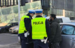 Kierujący autem, które dachowało rozmawia z policjantami