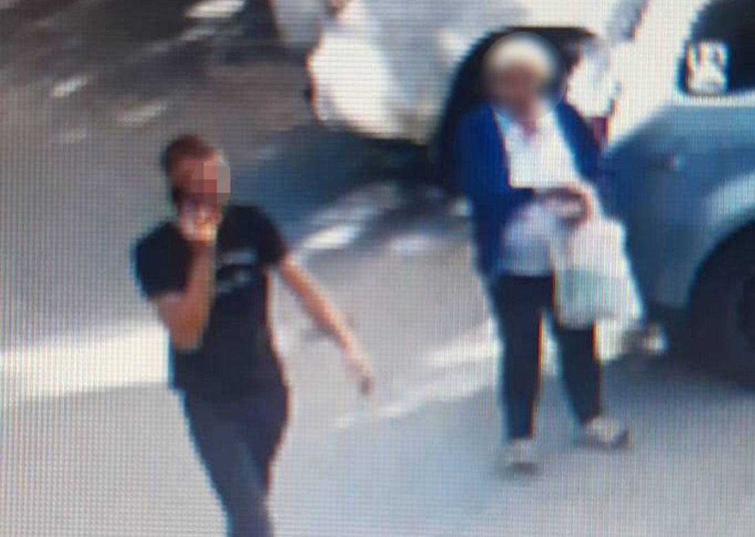 Młody mężczyzna zaatakował staruszkę! Popchnął 92-latkę, wyrwał jej torebkę i zwiał. Rozpoznajesz go?