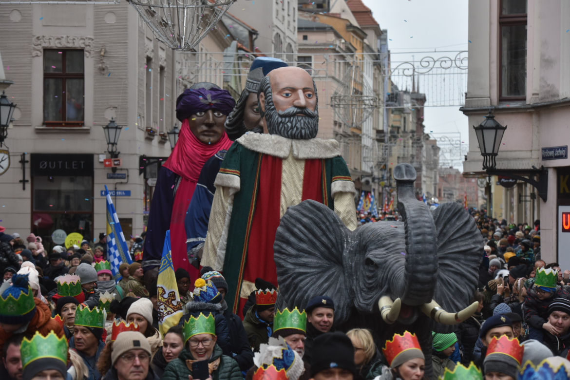 Orszak Trzech Króli 2023 w Toruniu. Efektowne figury, piękne kolory i aktywiści o dramacie uchodźców