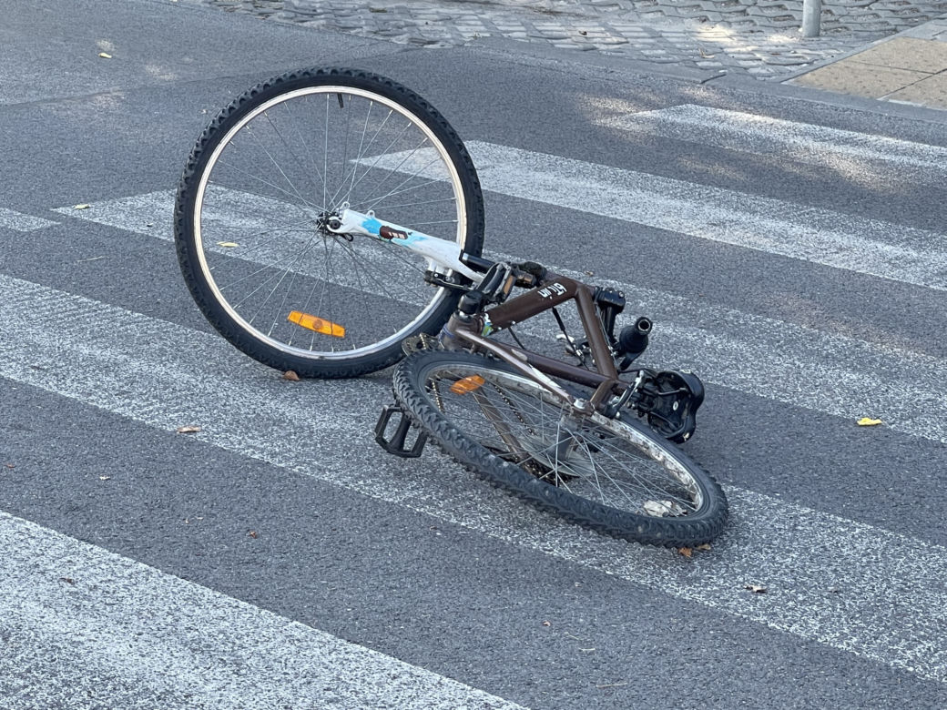 Dramat w Falenicy. Dziecko na rowerze wpadło pod busa. 9-latek w szpitalu, w akcji śmigłowiec