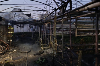 Pożar w zakładzie ogrodniczym w Lesznie. Jedna osoba została poszkodowana