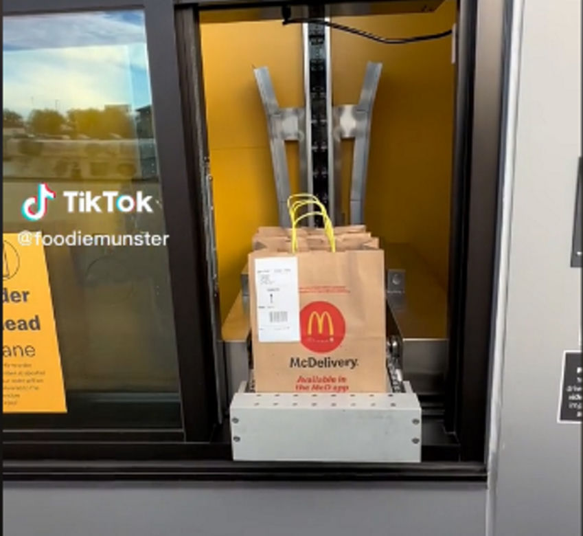 McDonalds otworzył restaurację przyszłości. Frytki poda ci robot!