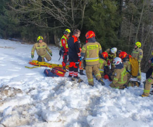 Chwile grozy na stoku! Mężczyzna huknął w drzewo i wpadł do potoku. Został poważnie ranny