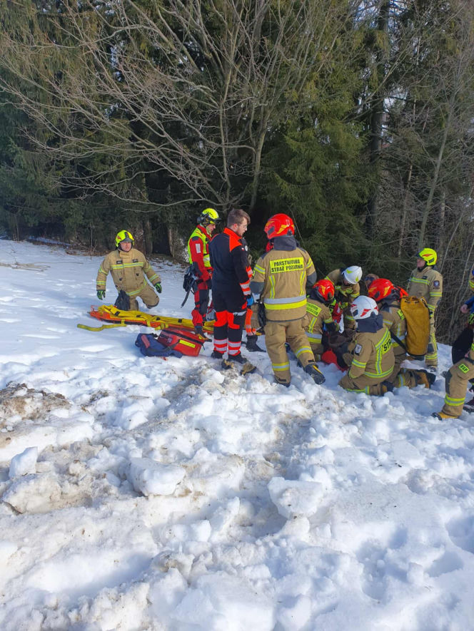 Chwile grozy na stoku! Mężczyzna huknął w drzewo i wpadł do potoku. Został poważnie ranny