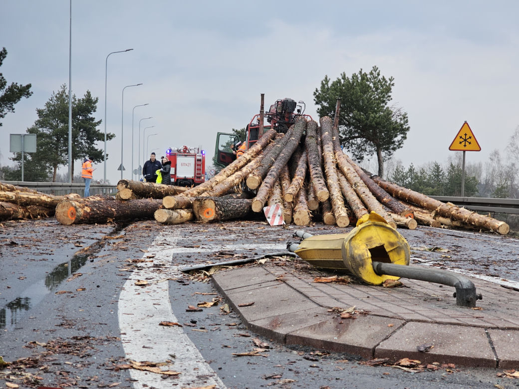 Kłody drewna spadły na samochody Poważny wypadek na DK11