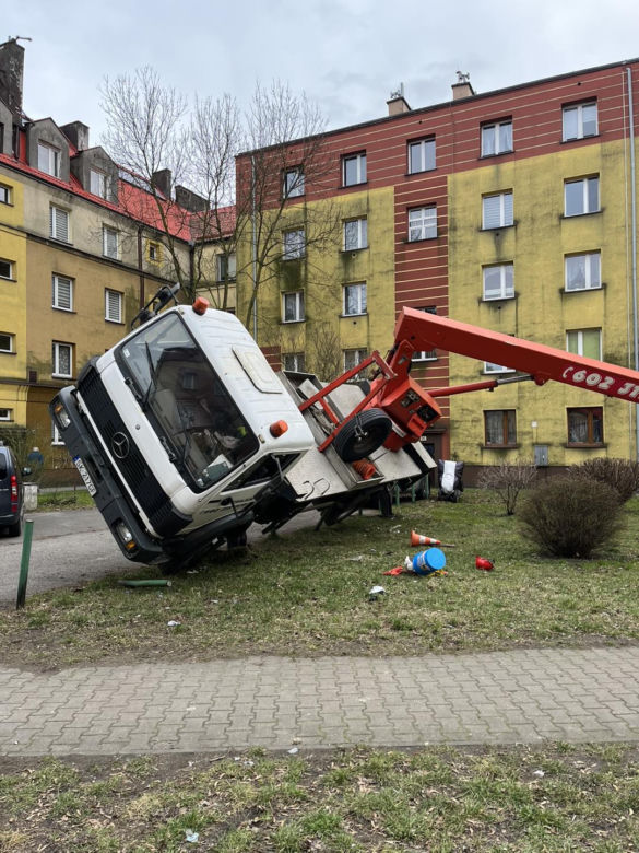 Pracował na wysokości w koszu, gdy nagle auto z podnośnikiem się przewróciło