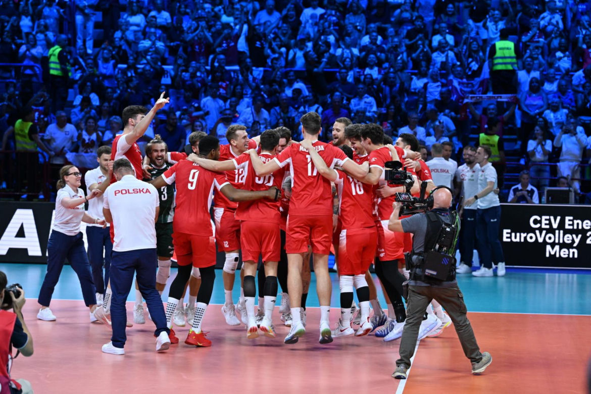 Siatkarze reprezentacji Polski podczas ceremonii dekorcji po meczu finałowym mistrzostw Europy z Francją