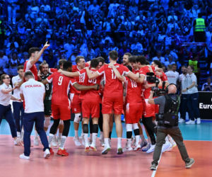 Siatkarze reprezentacji Polski podczas ceremonii dekorcji po meczu finałowym mistrzostw Europy z Francją