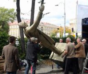 Tusk pomnik
