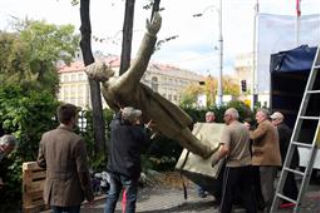 Tusk pomnik