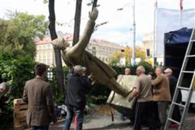 Tusk pomnik