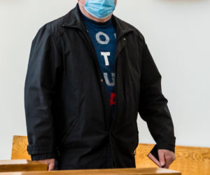Lech Wałęsa zdjął maseczkę w kościele [ZOBACZ ZDJĘCIA]