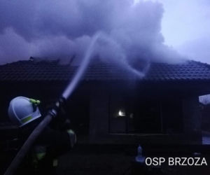 Groźny pożar w podbydgoskiej Kobylarni! W garażu spłonął samochód! [ZDJĘCIA]