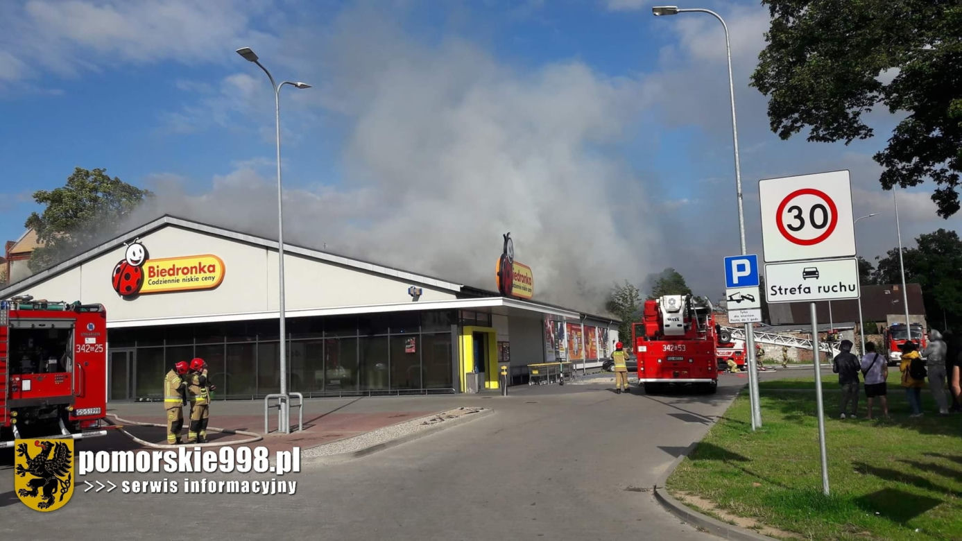 Ogromny pożar Biedronki w Słupsku. Obiekt niemal całkowicie zniszczony