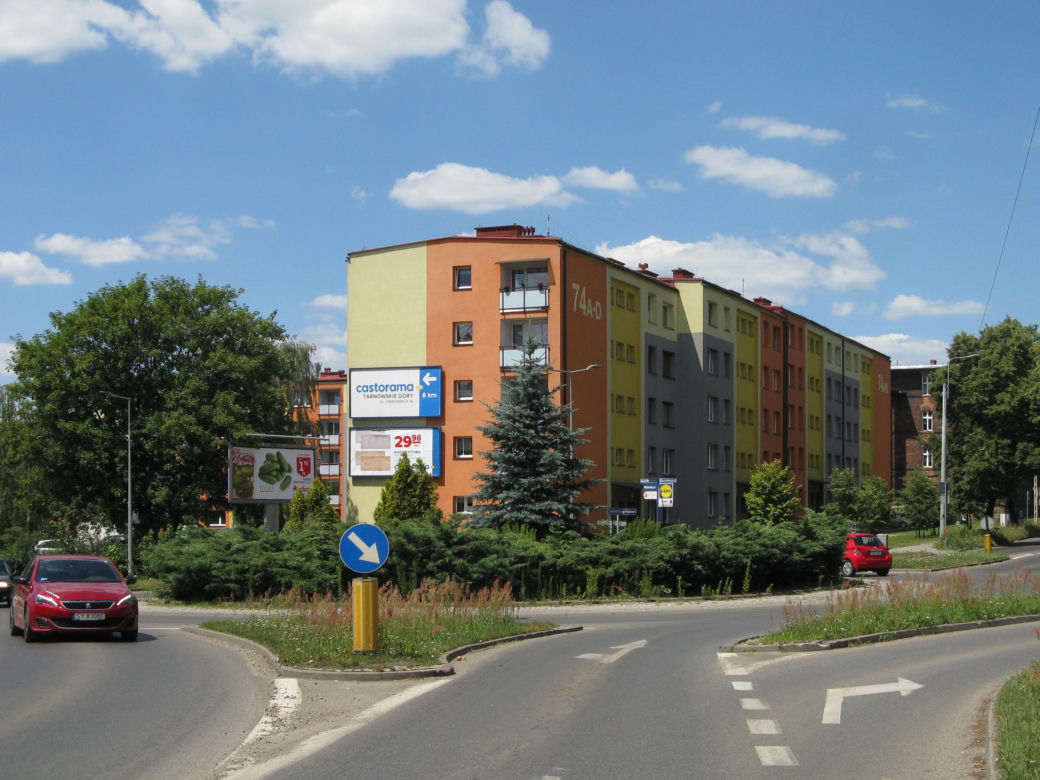 Ta architektura PRL zniknęła z krajobrazu Polski. Kolorowe bloki to dziś rzadkość [ZDJĘCIA]