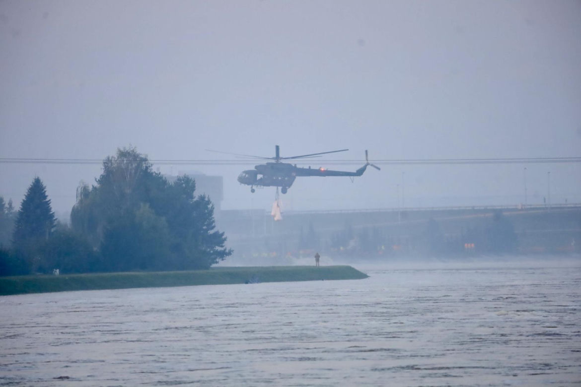 Powódź w Nysie. Wał przy Wyspiańskiego uszczelniony