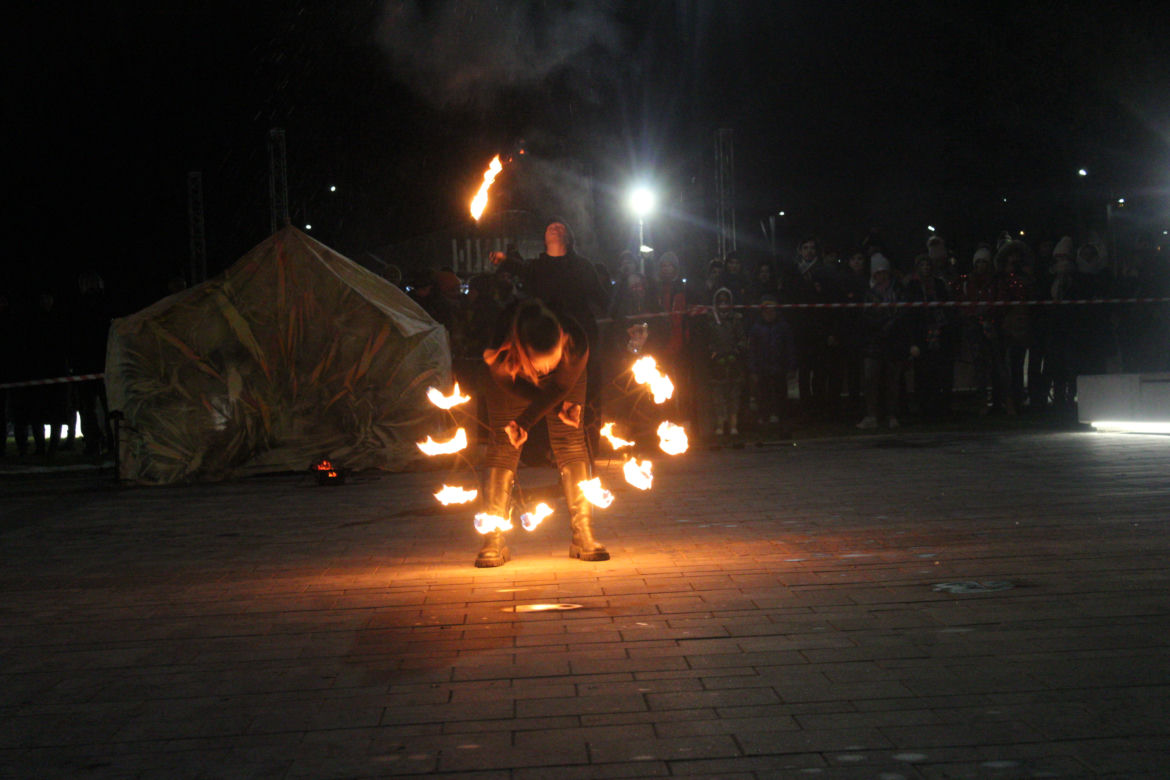 WOŚP 2023 w Krakowie: Fire Show w Nowej Hucie w wykonaniu grupy Spontan Fire