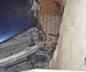 Wjechał samochodem w dom, po czym zgłosił się na policję jako poszkodowany