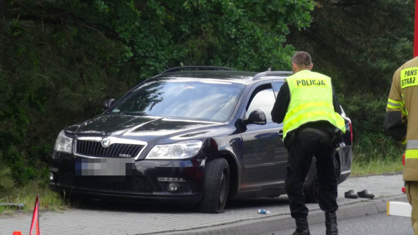 Babcia przechodziła z wnuczką przez ulicę. Kobieta zginęła pod kołami auta