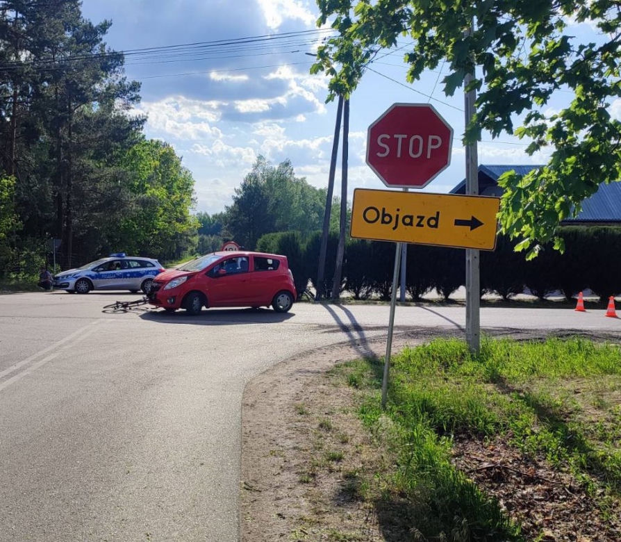 Dwa wypadki w odstępie kilku chwil! Kierowca przyglądał się zderzeniu BMW i opla i potrącił rowerzystę pod Ostrowią Mazowiecką [ZDJĘCIA]
