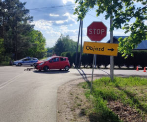 Dwa wypadki w odstępie kilku chwil! Kierowca przyglądał się zderzeniu BMW i opla i potrącił rowerzystę pod Ostrowią Mazowiecką [ZDJĘCIA]