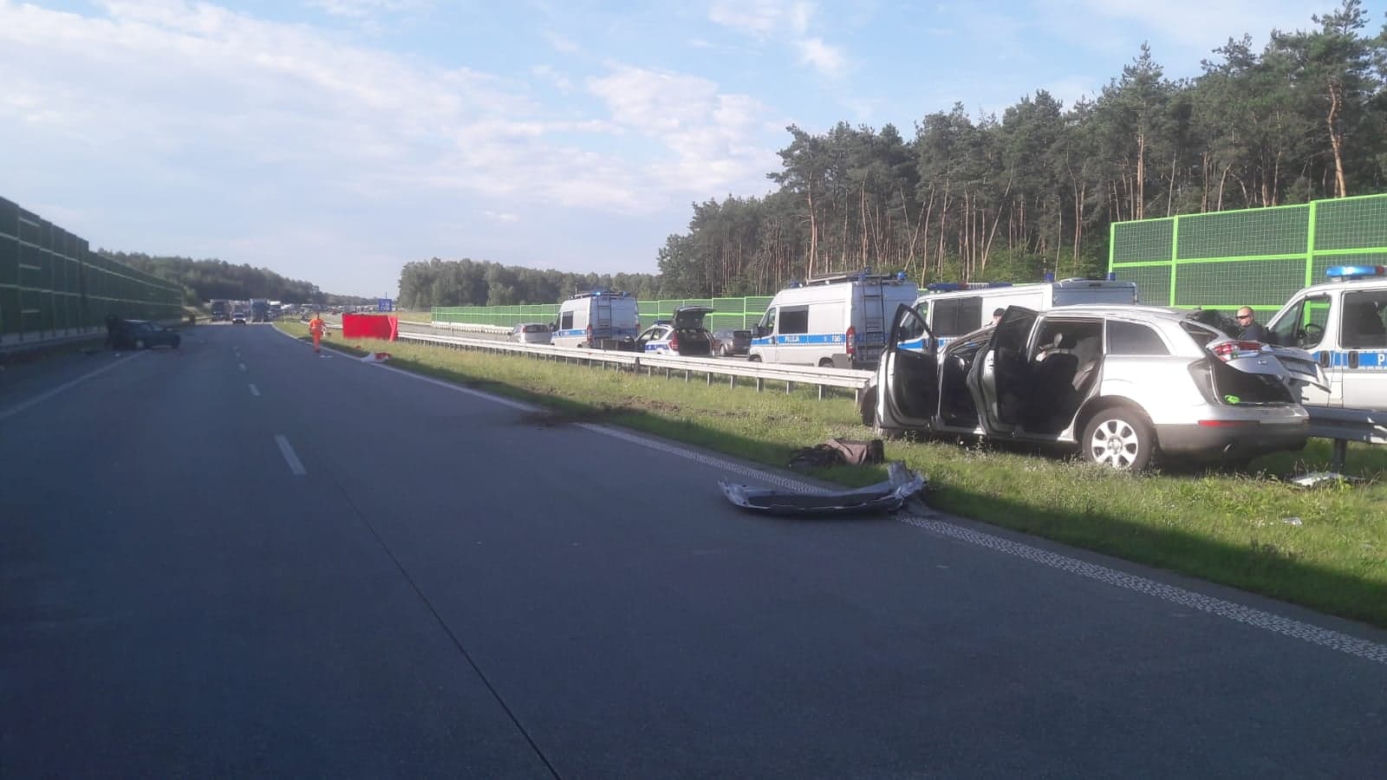 TRAGICZNY wypadek na A1. Kierowcę WYRZUCIŁO z auta, drugie DACHOWAŁO. Sprawca UCIEKŁ pozostawiajac samochód 