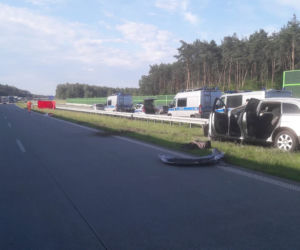 TRAGICZNY wypadek na A1. Kierowcę WYRZUCIŁO z auta, drugie DACHOWAŁO. Sprawca UCIEKŁ pozostawiajac samochód 