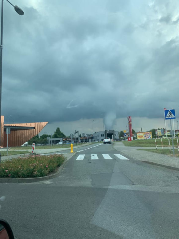 Trąba powietrzna na Śląsku! Ogromny wir widziany był w Żorach. Może być groźny! [ZDJĘCIA, WIDEO]