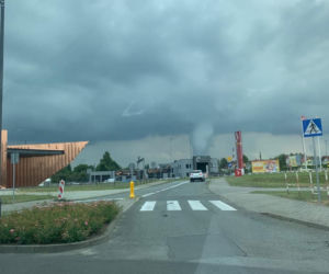Trąba powietrzna na Śląsku! Ogromny wir widziany był w Żorach. Może być groźny! [ZDJĘCIA, WIDEO]