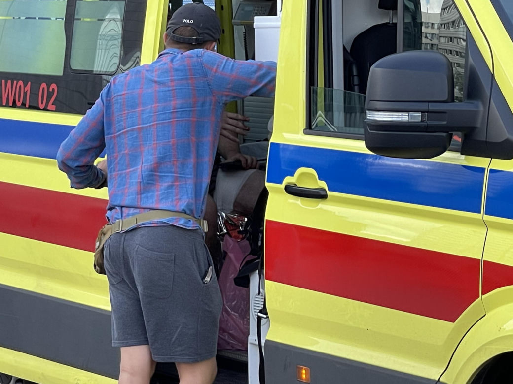 Horror. Atak Gruzinów z nożami w barze w Śródmieściu! Dwie osoby w szpitalu
