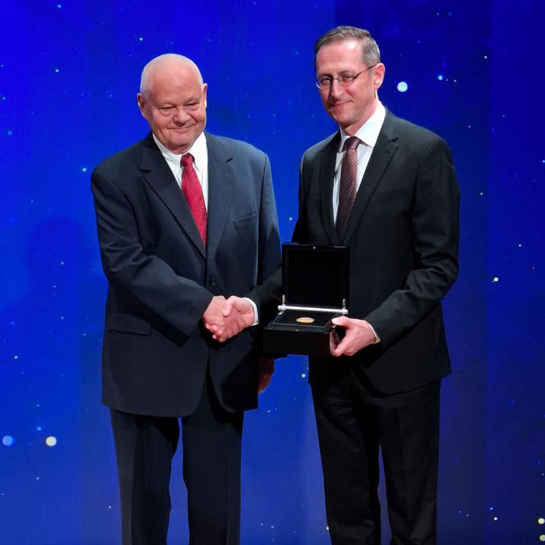 Prezes NBP Adam Glapiński z nagrodą "Lámfalussy Award"