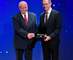 Prezes NBP Adam Glapiński z nagrodą Lámfalussy Award