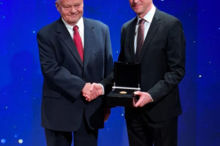 Prezes NBP Adam Glapiński z nagrodą Lámfalussy Award