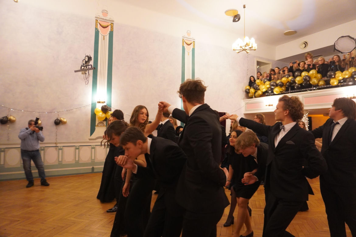 Polonez na Studniówce 2025 w II LO w Poznaniu